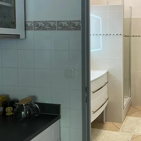 2 Pièces Avec Terrasse Et Parking, Wifi, Climatisation